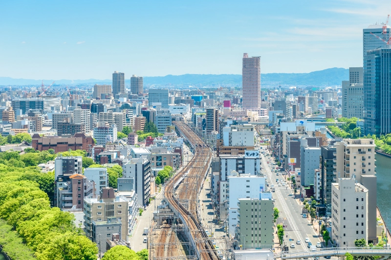 電車が通る町の風景